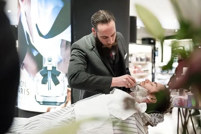 Alexander Prasser vom Barbershop "Duke John's" geht bei Manuel ans Werk.
