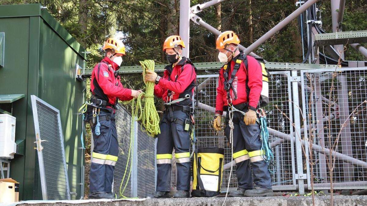 Einsatzkräfte der Hirschegger Wehr bereiten sich auf die Übung vor