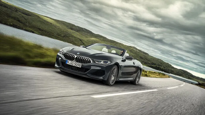 Mit dem Coupé war nicht Schluss: Gerade hat BMW die Renaissance der 8er-Baureihe eingeläutet, bringen die Bayern auch schon das Cabrio in Stellung. Und zwar ein viersitziges mit Stoffverdeck, das pünktlich zum Saisonstart im März bei den Händlern stehen wird.