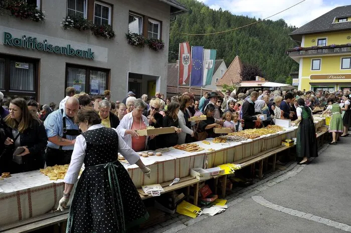 Die Organisatoren hatten rund 10.000 Krapfen und Krapferln aus 100 Sorten vorbereitet