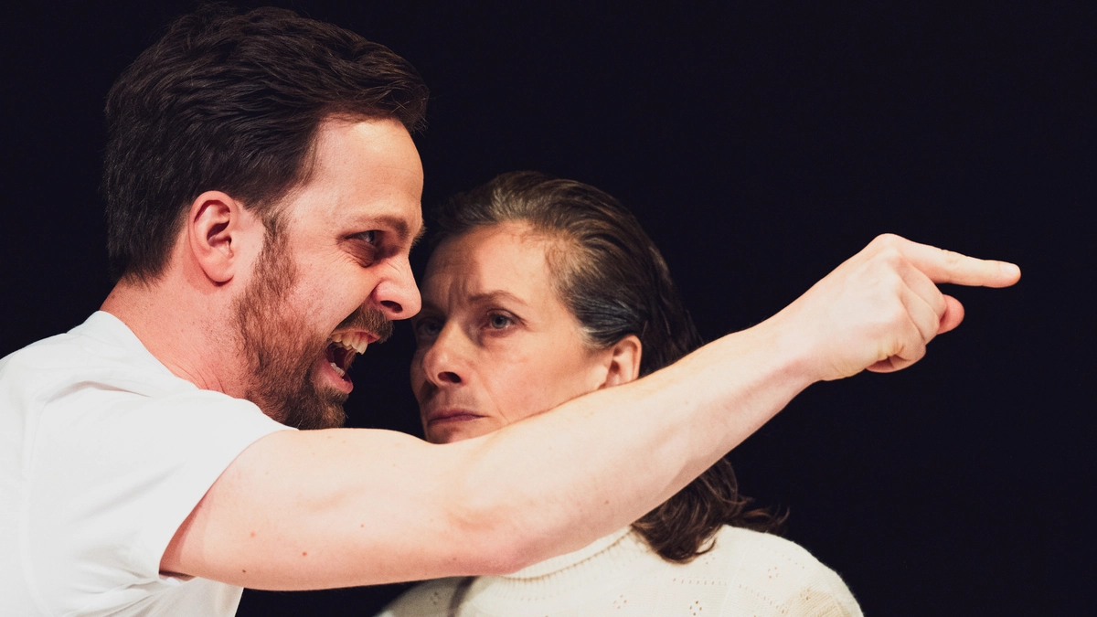 Robert Maximilian Rausch und Karola Niederhuber in der Machtstudie „Iokaste“
