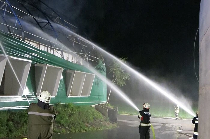 Der Brand brach in der Misttrocknungsanlage eines örtlichen Unternehmens im Industriegebiet von Markt Allhau (Bezirk Oberwart) aus.
