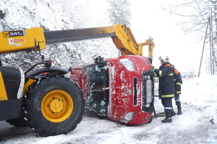 Nach der polizeilichen Freigabe wurde der Unfallwagen von der FF Lunz am See auf die Räder gestellt.
