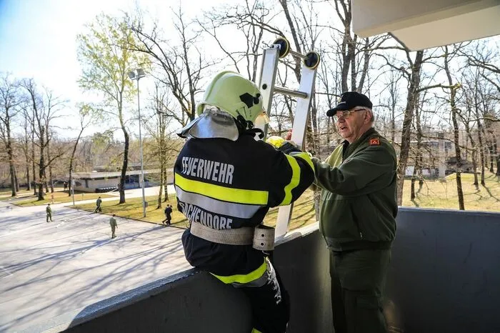 Darunter die Handhabung von Strahlrohren, Brandbekämpfung mit Schaum und Entstehungsbrandbekämpfung.