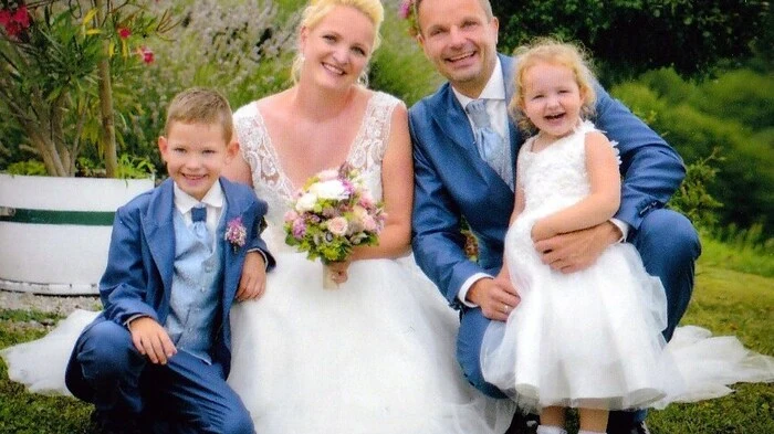Zehn Jahre sind Sabine Wagner aus Rosenhof und Toni Uhl aus Hainsdorf/Schwarzautal ein Paar. Die beiden Gesundheits- und Krankenpfleger heirateten nun im Beisein ihrer Kinder Lukas (7) und Lena (2) in St. Stefan/Stainz.