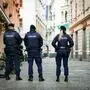 Polizisten im Einsatz nach einer Bombendrohung in Graz