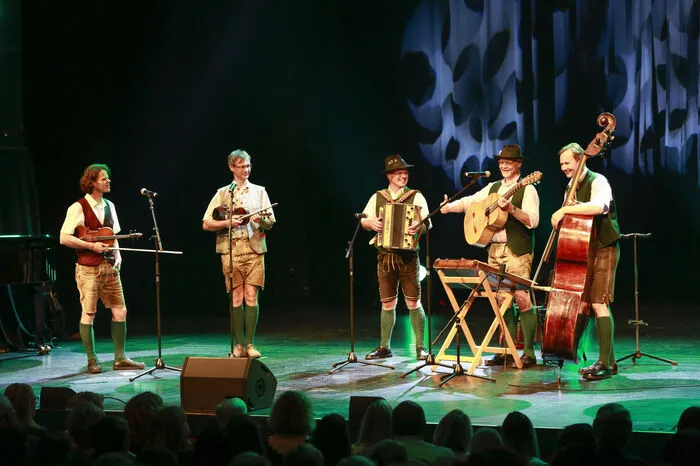 Die "Liebochtaler Tanzgeiger" brachten geerdete Volksmusik und flotte Gstanzl auf die Bühne.