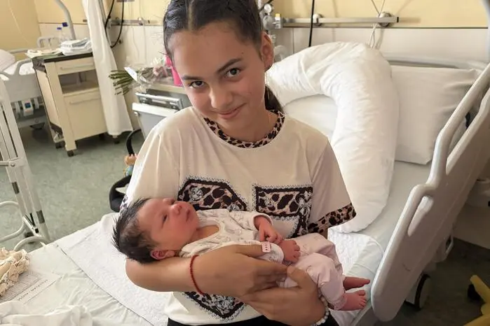 Stolz hält Elena-Madalina ihre Schwester Eva-Maria (3160/49) im Arm, die am 28. Juli zur Welt kam. Zuhause sind sie mit ihren Eltern Ionela-Loredana und Valentin-Vasile Frija in Kindberg.
