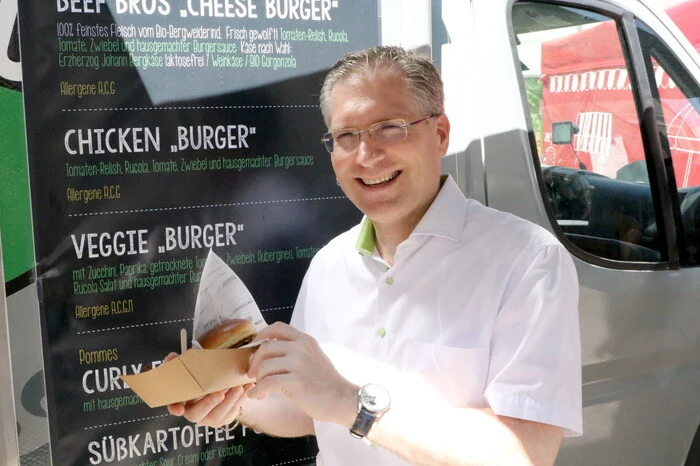 Die kulinarische Vielfalt am Hauptplatz nicht entgehen ließen sich am Freitag unter anderen Bürgermeister Martin Kulmer (Foto), die Bank-Chefs Daniel Gradenegger und Wolfgang Sperl, Steuerberaterin Ines Russling, die Musiker Peter Prammerdorfer und Peter Jug, Faschingsherzog Philipp Subosits, Musiklehrerin Uta Stieger sowie auch Wohnstudio-Unternehmer Günter Liegl. 