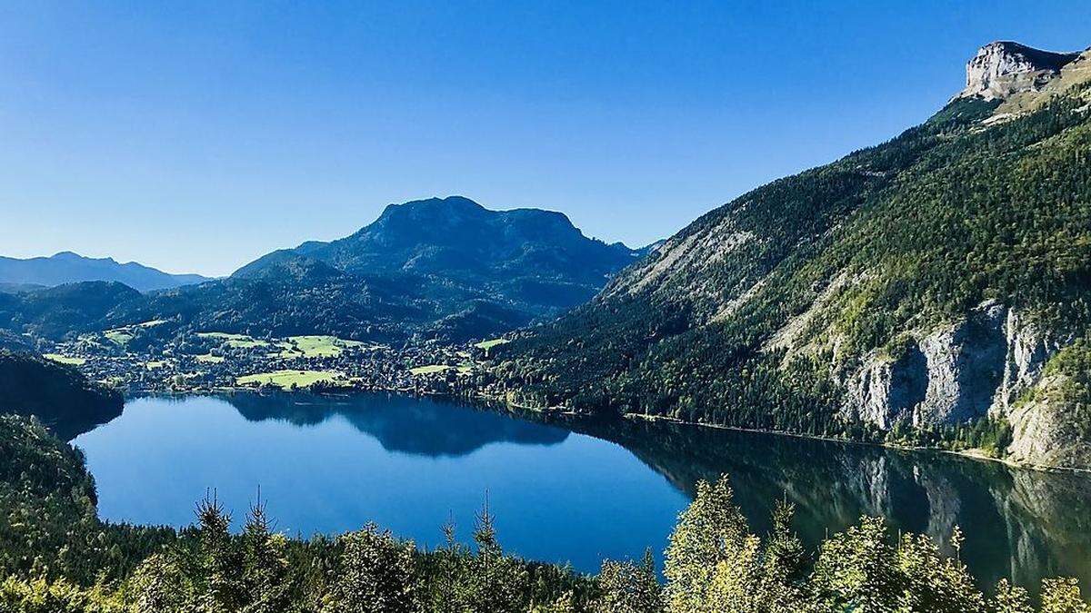 Die Kombination Berge und Seen lockt viele Urlauber 