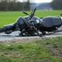 Der Motorradlenker (17) und seine Beifahrerin (15) wurden bei dem Unfall schwer verletzt