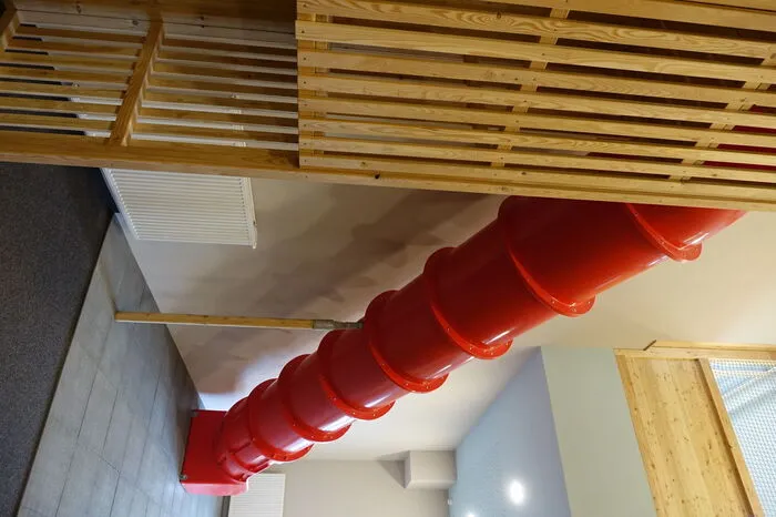 Der Indoor-Spielplatz mit Rutsche.
