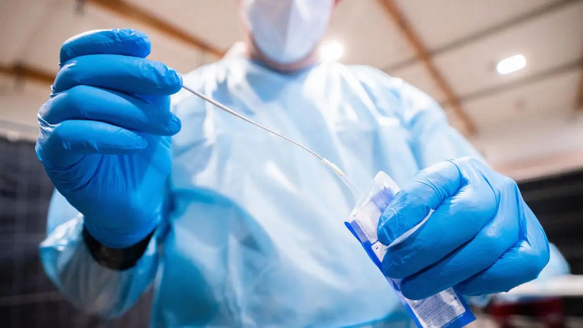 ABD0169_20201212 - ST. PÖLTEN - ÖSTERREICH: In Niederösterreich haben am Samstag, 12. Dezember 2020, die zweitägigen Corona-Massentests begonnen. Im Bild: Abnahme eines Covid-19-Antigentest bei einer Test-Station im VAZ in St. Pölten. - FOTO: APA/GEORG HOCHMUTH