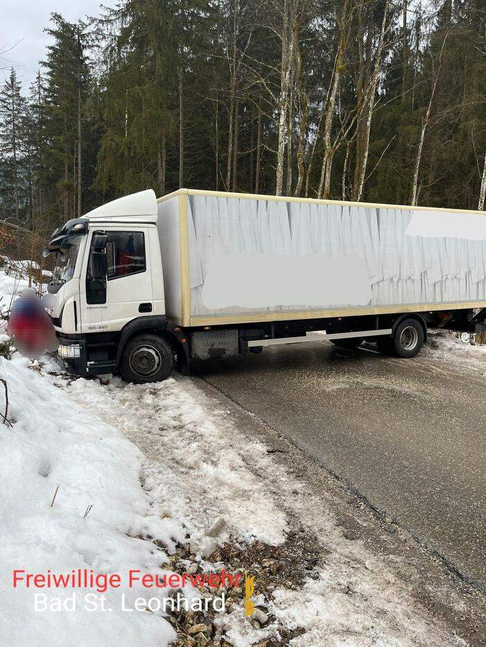 Ein LKW-Lenker verlor auf der teils eisglatten Fahrbahn bei Bad St. Leonhard die Kontrolle über sein Fahrzeug. 