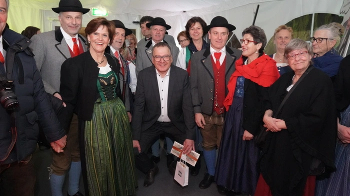 Mitglieder des Volksliedchores Bad Kleinkirchheim unter mit Chorleiterin Ulrike Maierbrugger gratulieren ihrem Bürgermeister zum Runden.