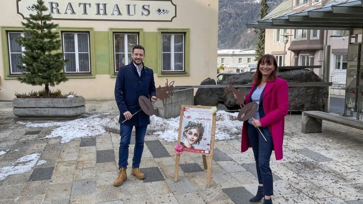 Landesrat Sebastian Schuschnig und Melanie Golob (Vorsitzende TVB Radenthein) vor dem Rathaus in Radenthein 