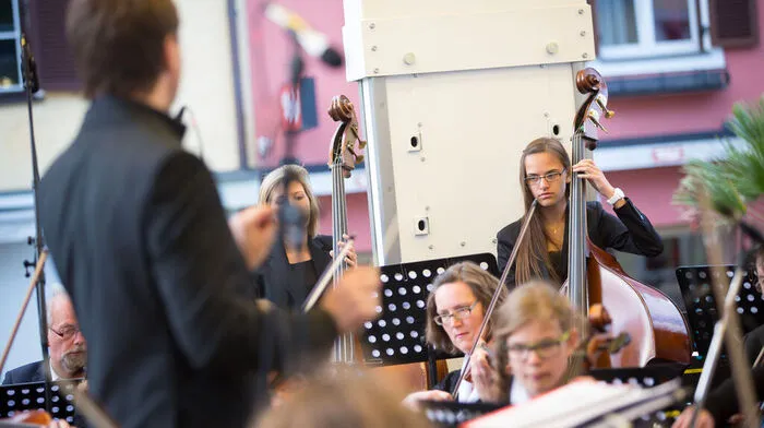 Die Musiker der Landesmusikschule Lienz treten auf der Bühne vor der Liebburg auf