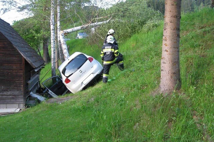 Der Lenker wurde verletzt ins Krankenhaus gebracht.