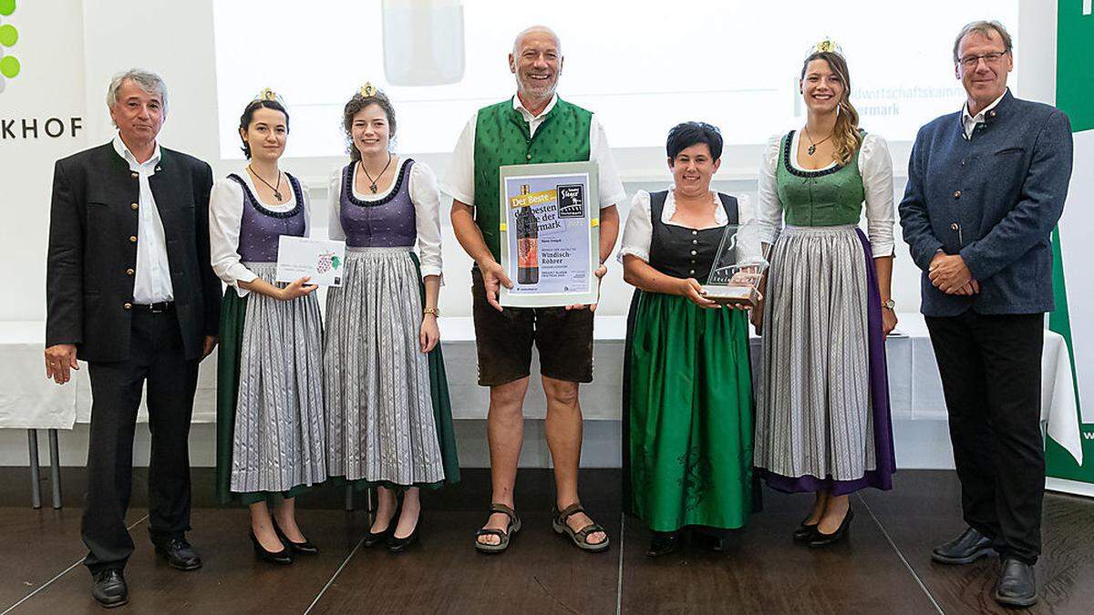 Gerald Doleschel, Geschäftsführer Peterquelle (r.), Geschäftsführerin Weinhof der Vielfalt KG Tamara Röhrer (3.v.r.) sowie Seniorchef Siegfrid Windisch (m.)