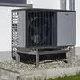 01.11.2024, Heizen mit der Wärmepumpe. An einem Neubau-Wohnhaus in Pfaffenhausen Allgäu ist eine Luft-Wasser-Wärmepumpe für die Außenaufstellung installiert, von der Firma Viessmann, platziert neben der Eingangstüre. 01.11.2024, Heizsystem Wärmepumpe 01.11.2024, Heizsystem Wärmepumpe *** 01 11 2024, Heating with the heat pump An air-to-water heat pump for outdoor installation has been installed on a new-build house in Pfaffenhausen Allgäu, from the company Viessmann, placed next to the entrance door 01 11 2024, Heating system heat pump 01 11 2024, Heating system heat pump