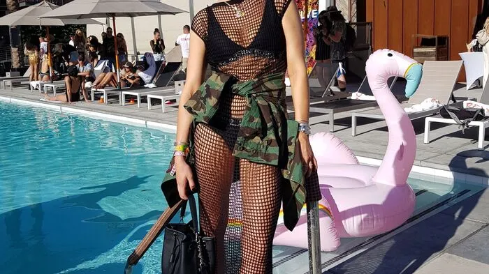 Der Los Angeles-Look. Lisa, Teil des Blogger-Duos von Blogger Bazaar, hat sich vom lässigen Lifestyle Kaliforniens inspirieren lassen. Sie erklärt: „Mein Outfit ist ein stylischer Mix: Durch die Netzoptik des Kleides blitzt immer noch das Strandfeeling durch und gegen kühle Brisen schützt mein Allzweck-Camouflage-Parka.“Tipp: Einen Cocktail an der Hotelbar schlürfen und mit etwas Glück auf Prominenz treffen oder einfach vom Pool aus den Blick auf die Stadt der Engel genießen – das Mondrian Los Angeles in West Hollywood eignet sich für beides. 