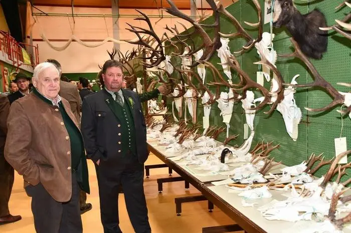 Bezirksjägermeister Johannes Kendlbacher begrüßte dabei Ehrengäste wie Landesjägermeister Franz Mayr-Melnhof Saurau, Landtagspräsidentin Manuela Khom, Landesrätin Simone Schmiedtbauer, Johannes Schwarzenberg als Vertreter der Großbesitzer und die Obleute der Zweigstellen der Jagdschutzvereine.