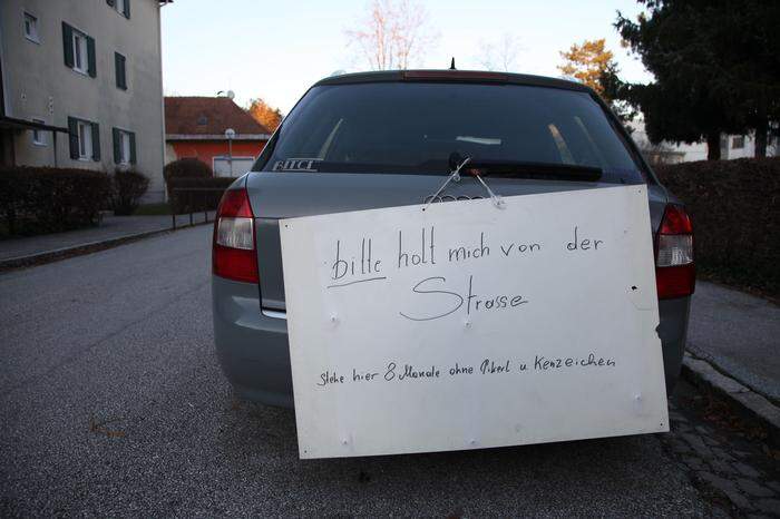 Inzwischen hängt ein Schild an dem Auto