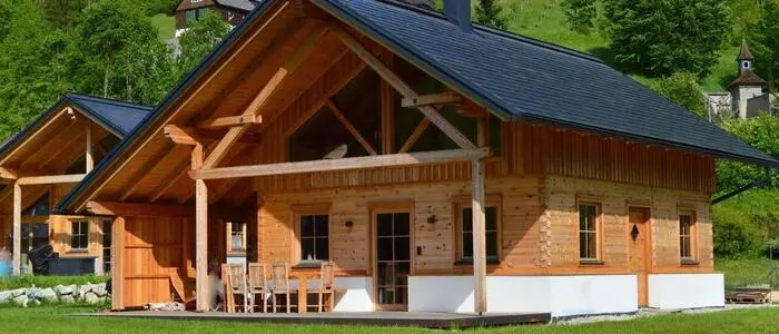 Im Endausbau sollen 14 Chalets in dieser massiven Holzbauweise errichtet werden
