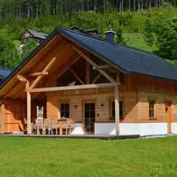 Im Endausbau sollen 14 Chalets in dieser massiven Holzbauweise errichtet werden