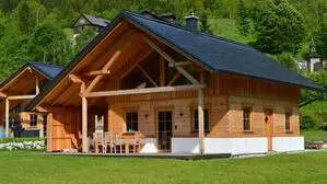 Im Endausbau sollen 14 Chalets in dieser massiven Holzbauweise errichtet werden