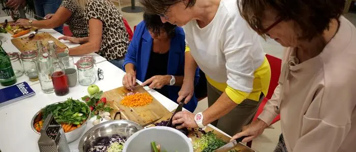 Beim Workshop in Hartberg wurde fleißig Gemüse geschnibbelt und gehackt