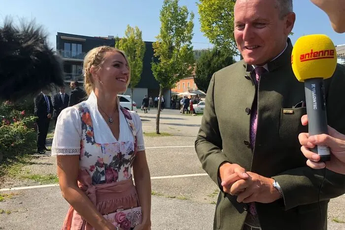 Mario Kunasek ist als erster Minster am Dorfplatz Gamlitz angekommen