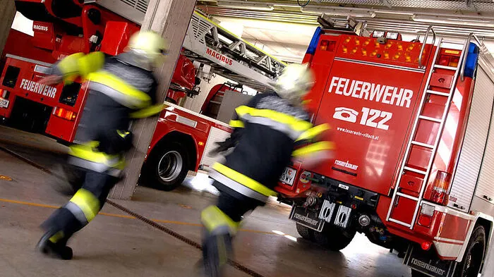 Die Berufsfeuerwehr wurde zu einem Fahrzeugbrand gerufen