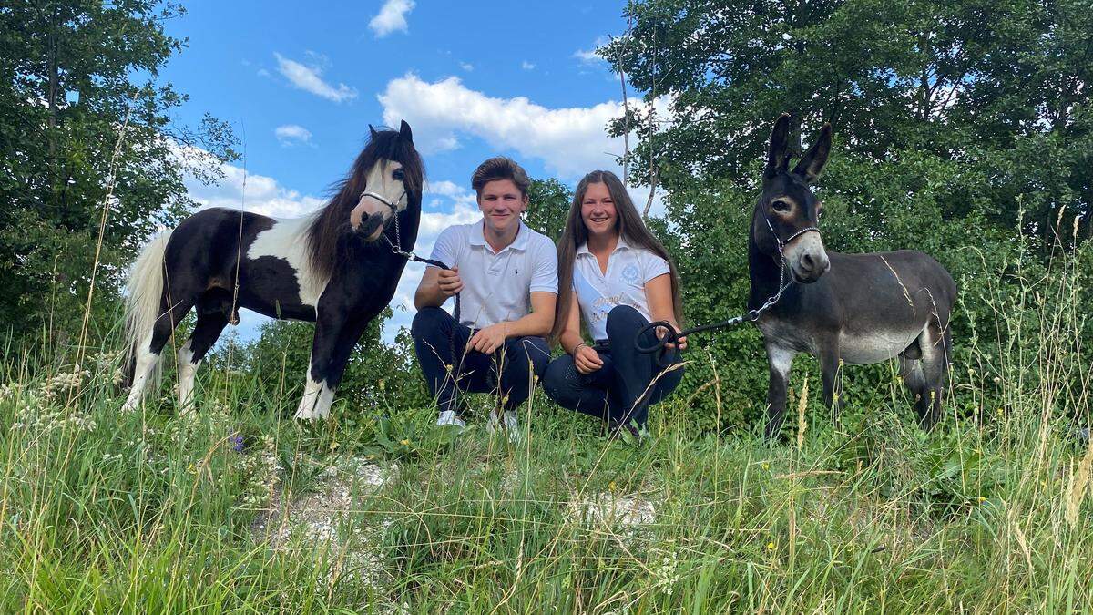 Katharina und Lukas Karpf unterstützen ihre Mutter Carmen bei der Zucht von Miniatureseln und Miniaturpferden