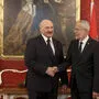 Alexander Van der Bellen beim Handshake mit Alexander Lukaschenko in der Hofburg