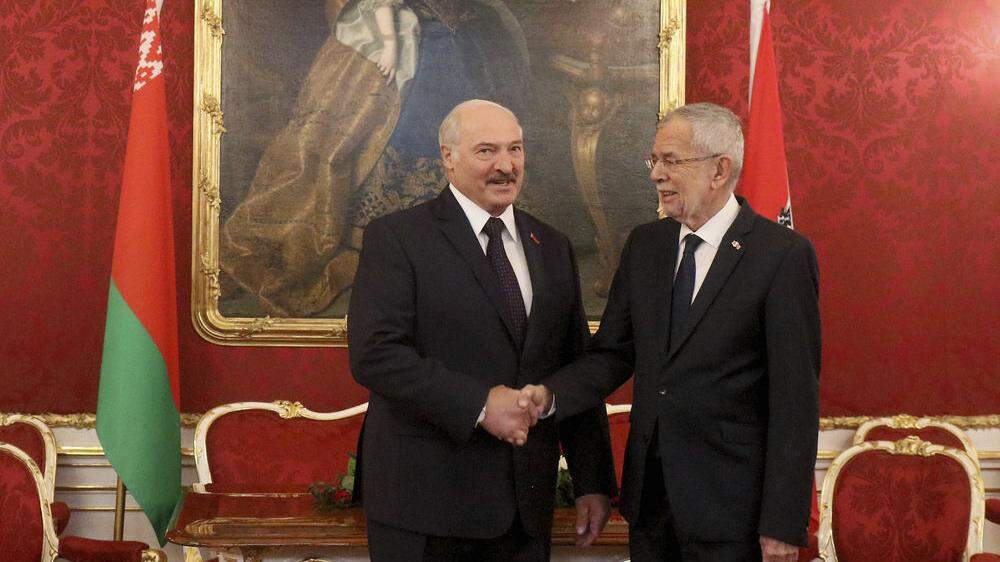 Alexander Van der Bellen beim Handshake mit Alexander Lukaschenko in der Hofburg