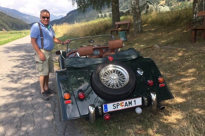 Unternehmer August Mayer mit seinem Morgan, einem originalgetreuen Nachbau