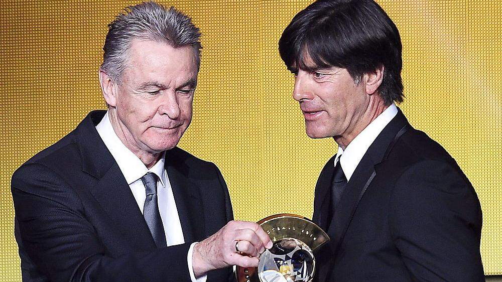 2015 überreichte Hitzfeld Jogi Löw die Auszeichnung zum Welt-Trainer des Jahres