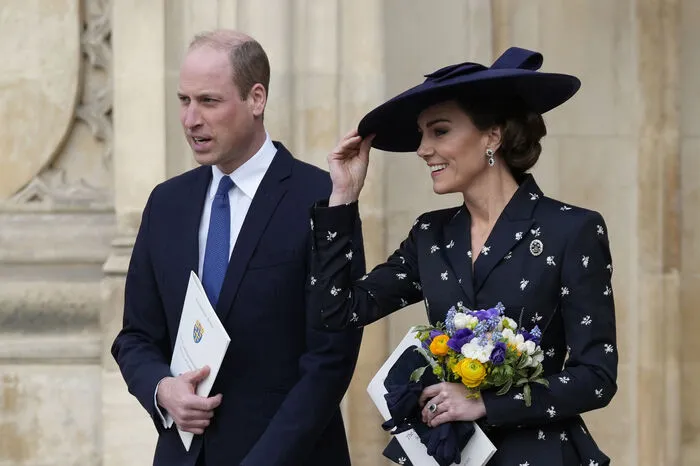 Auch Prinzessin Kate hatte sich für ein besonderes Schmuckstück entschieden. Die "Prince of Wales"-Brosche wird traditionell seit 1863 von der Princess of Wales getragen, Kate hat sie von König Charles als Geschenk erhalten und darf sie tragen.