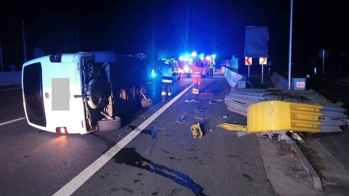 Auf Höhe Parkplatz Übelbach ein Klein-Lkw gegen einen Aufpralldämpfer der Leitschiene geprallt