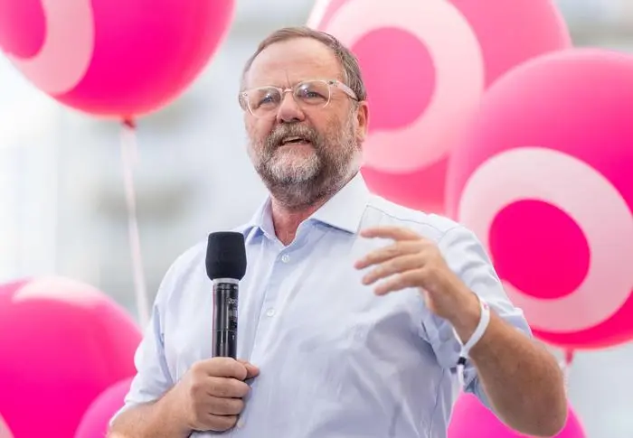 ABD0104_20240823 - WIEN - ÖSTERREICH: Salzburger NEOS-Spitzenkandidat Sepp Schellhorn am Freitag, 23. August 2024, im Rahmen eine NEOS-Wahlkampfauftaktes in Wien für die kommende Nationalratswahl. - FOTO: APA/GEORG HOCHMUTH