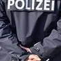 ++ THEMENBILD ++ Illustration zum Thema "Polizei / Exekutive / Polizeiuniform": Der Schriftzug "Polizei" an einer Polizeiuniform, aufgenommen am Freitag, 21. Februar 2025, in Leobersdorf.