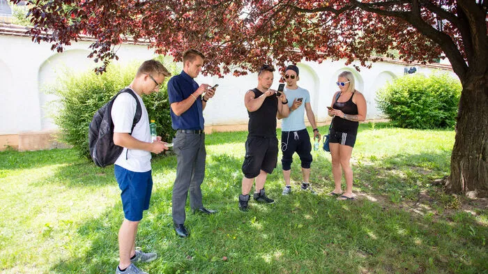  Johann Zierler, Alexander Schlösinger, Markus Schirnhofer, Mario Schafzahl und Julia Breitegger greifen die Pokemon-Arena vor dem Weizer Bezirksgericht an