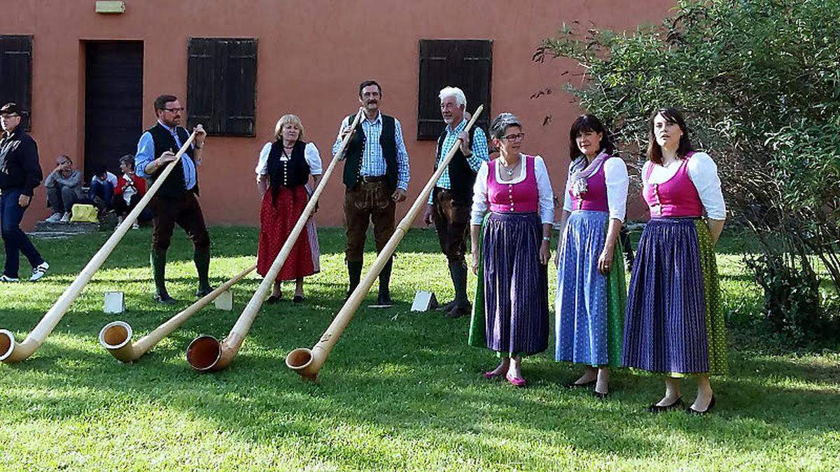 Musikalisch umrahmt wurde die Vernissage von den Gurktaler Alphornbläsern und dem Frauentrio „3 duljo“ aus der Steiermark 