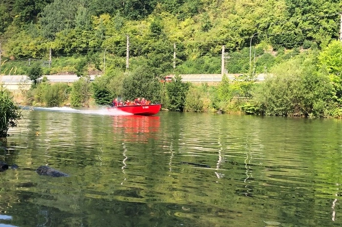 Ein Waldbrand bei der Busumkehr in Leoben-Donawitz war die nächste Übungsannahme. Wasser musste aus dem gebracht und gleichzeitig die Brandbekämpfung im unwegsamen Gelände mit der Waldbrandausrüstung in Angriff genommen werden.  