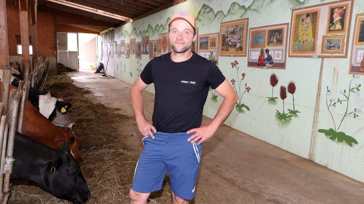 Hans Peter Huber vor den Ausstellungsstücken im &quot;Stalloseum&quot;