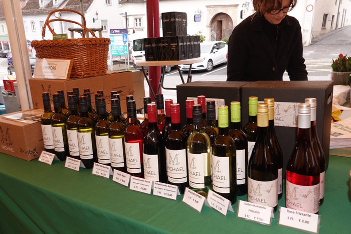 ...Weinen und Spirituosen aus der Region.