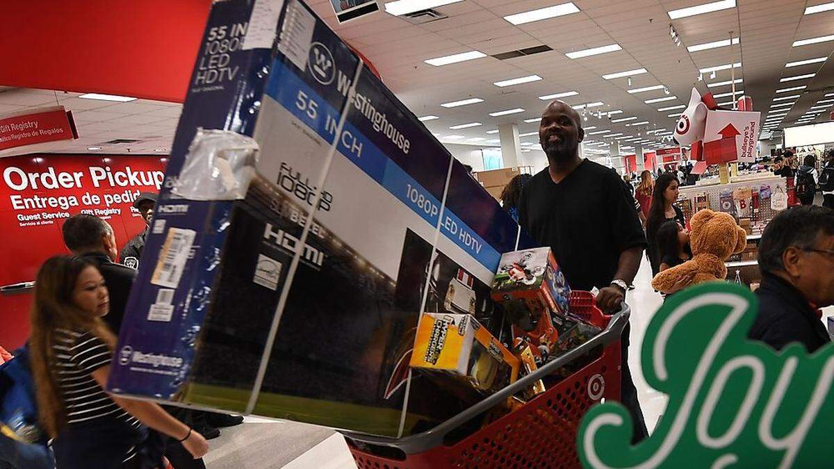 Riesen-Bildschirm im Einkaufswagerl: Kaufrausch in den USA