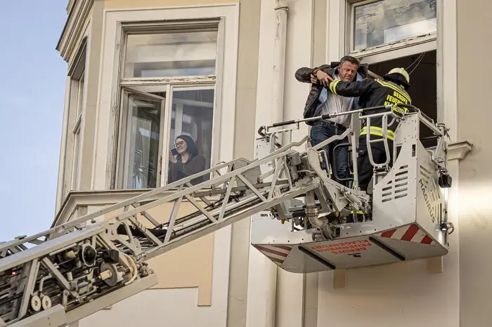 Um ganz speziell zu gratulieren wurde Scheider per Drehleiter aus dem Rathaus „gerettet“.