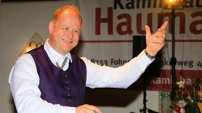 Obmann Hans Enzinger freute sich über zahlreiche Besucher im Oberweger Stadl. Als musikalische Gäste auf der Bühne: der Turnauer Dreigesang und die Sonntagsmusi.
